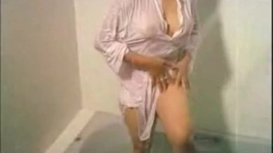 Sindhu chaude dans la salle de bain