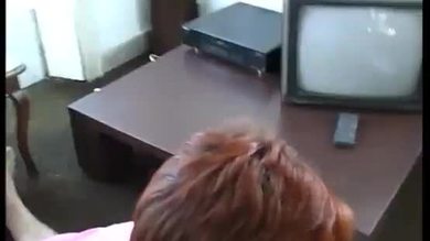 Une femme de ménage mature s'occupe d'une jeune bite