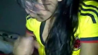 Une brune colombienne aime sucer une bite épaisse