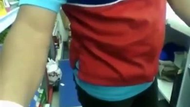 Un employé de magasin se fait sucer par sa copine au travail et est dérangé par un client - yourfreeporn.tv-1