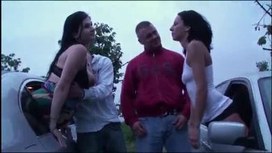 Une fille se joint à une orgie de gangs sexuels publics.