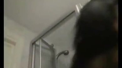 Une maîtresse humilie un esclave dans les toilettes - blowjobcamsonline.com