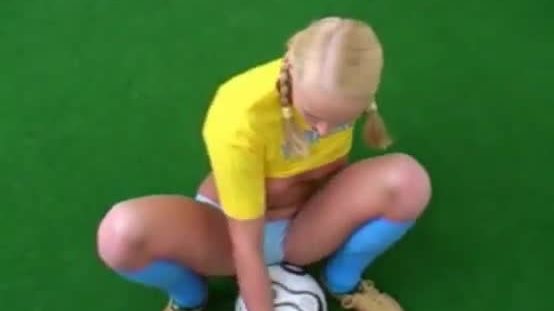 Une blonde ukrainienne en train de jouer au football et qui se frotte au ballon.