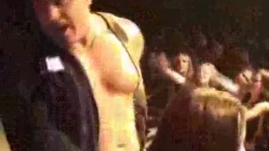Anarchie totale dans un club de strip-tease. Mères sauvages !