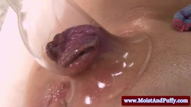 Masturbation de Juicy cherry avec une brune
