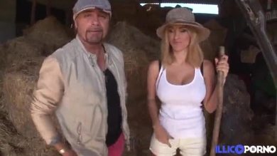 Valeria fermière sexy défoncée dans la paille