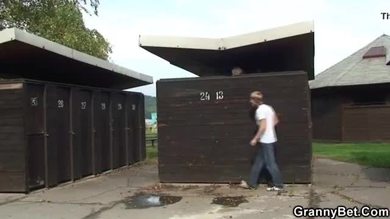 Gros matures baisant dans le vestiaire sur la plage