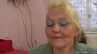 Il ramène une vieille femme à la maison et la baise