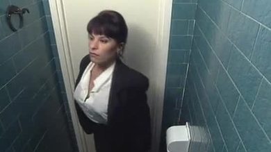 Brune vintage dans les toilettes d'un restaurant