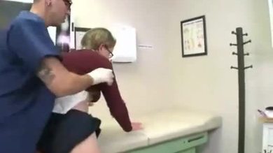 Une patiente coquine reçoit un soin du visage d'un médecin