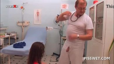 Une infirmière cochonne apprend à une blonde à sucer la bite d'un médecin.