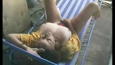 Femelle sexy se masturbant sur une terrasse