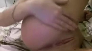 Une blonde sexy se déshabille et se doigte