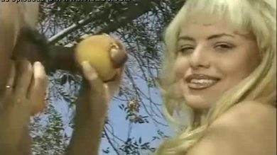 Une femme au foyer blonde et excitée se masturbe.