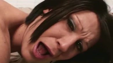 Femme au foyer excitée avec un gros dong noir