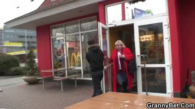Un jeune homme drague une vieille mamie dans un café.