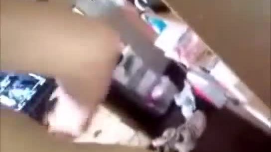 Une nympho blonde aime le cul-bouche