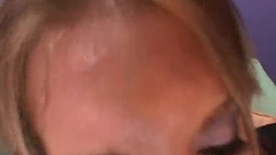 Une salope accro au sexe anal reçoit sa dose quotidienne.