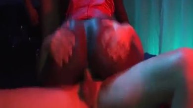 Bébé africaine dans un gangbang à double pénétration