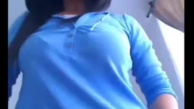 Une fille indienne mignonne prend un selfie avec de jolis seins et une jolie chatte.