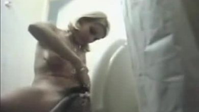 Un flic allemand et une adolescente blonde
