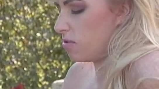 Sexe au bord de la piscine avec une blonde chaude