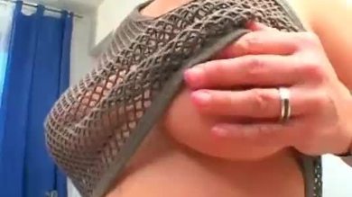 Une blonde mature aux gros seins se fait baiser la chatte