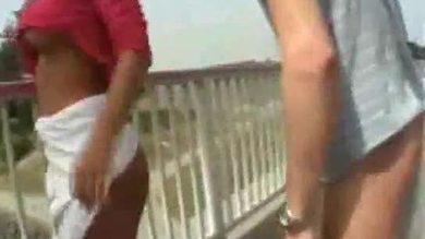 Des amateurs baisent sur le pont