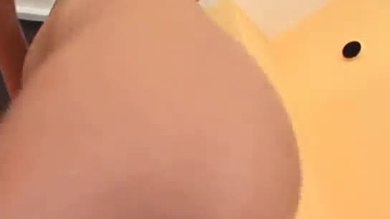 Julia se masse tout le corps (disponible en haute définition)