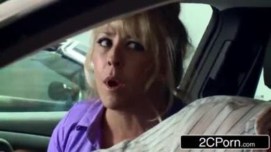 Veronica Avluv, exhibitionniste dans un parking, baisée par un agent de sécurité.