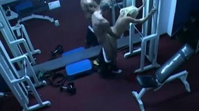 Des gens excités qui baisent à la salle de gym