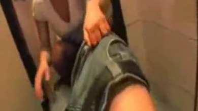 Sexe dans les toilettes en discothèque