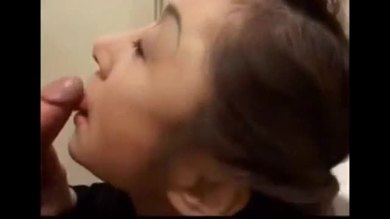 Un Japonais mature suce un jeune