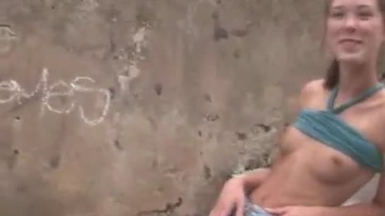 Se masturber au bord de l'eau