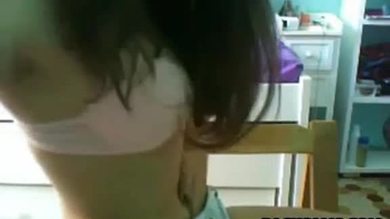 Une adolescente se doigte la chatte avec une culotte.