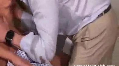 Une superbe blonde à forte poitrine à l'hôpital