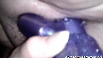 Une bbw blonde jouit d'un jouet violet