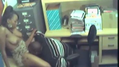 Un couple noir baise au travail, filmé par une caméra