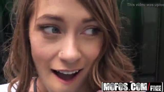 Public pick ups - une petite fille mince qui étale sa chatte avec Kirsten Lee.