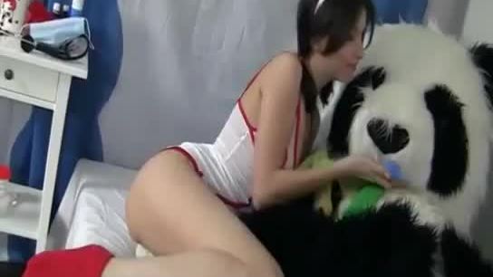 Une adolescente joue à l'infirmière pour son toypanda