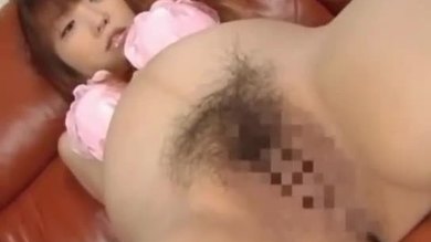 Une femme enceinte asiatique perverse montre sa chatte poilue.