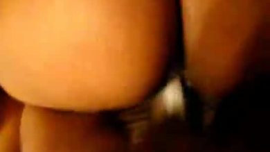 Une fille noire à la chatte crémeuse se fait mettre en levrette