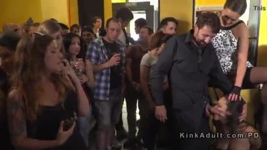Suçage de sous-marin et gangbanging dans un bar public