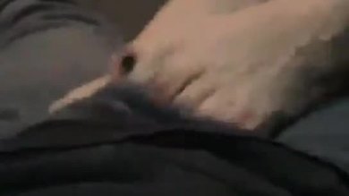 Une petite amie utilise ses petits orteils roses pour un footjob sexy.