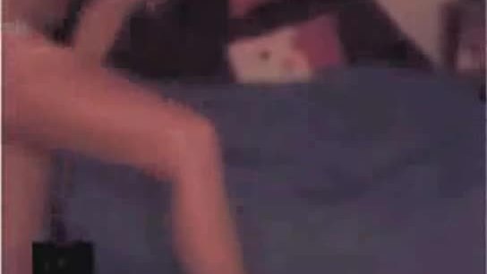 Daga montre sa culotte