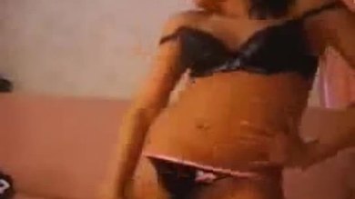 Une jolie adolescente qui se déshabille
