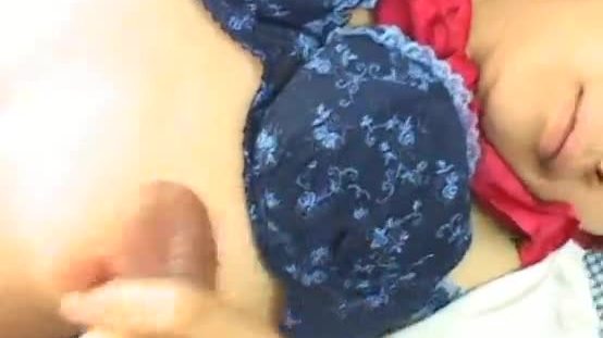 Des branlettes sensuelles de cette jolie japonaise aux gros seins.