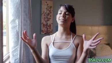 Une petite latina mignonne se frotte