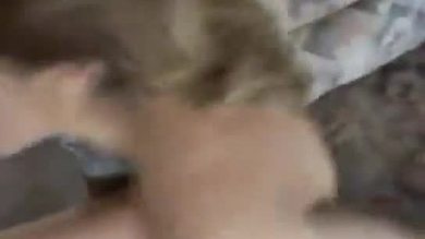 Une copine amateur aux gros seins suce et baise