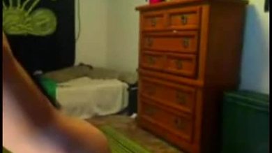 Une jolie brune qui danse sur une webcam